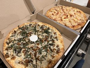 QuarryGirl.com pizza and Hawaiian pizzaa  at Cruzer Pizza in Los Angeles