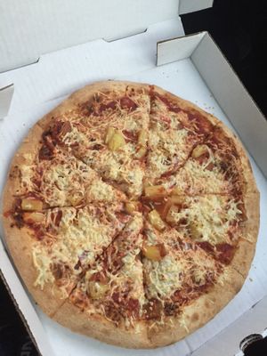 Hawaiian Pizza at Cruzer Pizza in Los Angeles