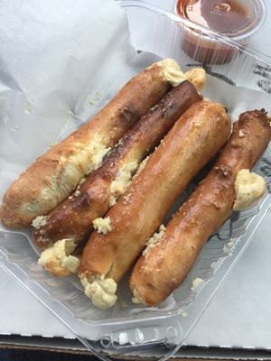 Cheese breadsticks at Cruzer Pizza in Los Angeles