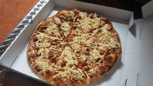 Pizza at Cruzer Pizza in Los Angeles