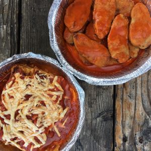 Wings and lasagna at Cruzer Pizza in Los Angeles