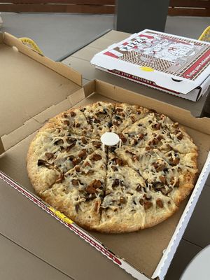 Quarrygirl.com Pizza  at Cruzer Pizza in Los Angeles