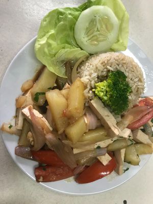 Lomo saltado (suele venir con carne de soya pero fue pedido con tofu), no necesita de cambios para ser vegano. at Vida Sana - Jesus Maria in Lima