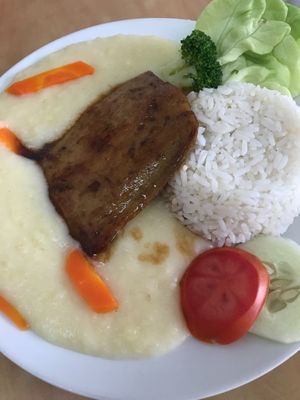 Pure de papa con bistek at Vida Sana - Jesus Maria in Lima