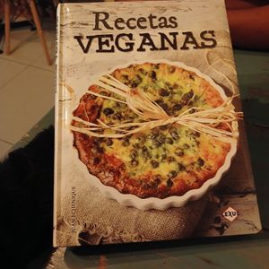 Hay diferentes libros que puedes tomar at Bianco Pizza in Envigado