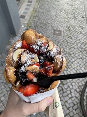 Waffel mit Obst, brauner Zucker und Schokosoße 5,50€ at Tatas in Berlin