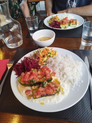 Assiette végétale chaude at La Bonne Heure in Paris