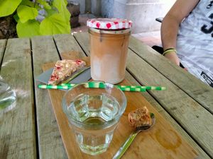 Ice coffee and vegan rocky road at Coffeelab in Nijmegen