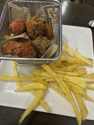 Croquetas con patatas caseras (había más patatas 😂)  at 8° Arte in Caceres