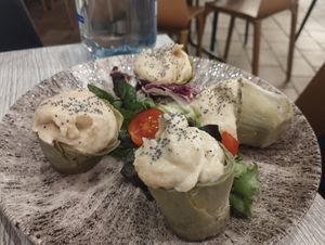 Alcachofas rellenas veganas at 8° Arte in Caceres