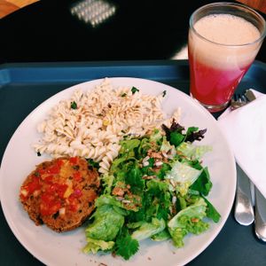 Chickpea burger dish 6€ + Ginger and apple juice 2,5€ at Miosotis in Lisbon