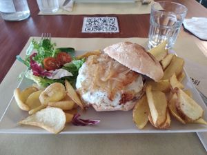 Hamburguesa con Beyond meat at La Pika in Mojacar