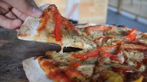 Pizza with peppers and vegan cheese at Kaya Herb House in Kingston