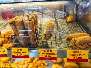 popiah and banana fritter at Delisnacks 德利食 - Bedok Reservoir in East Singapore