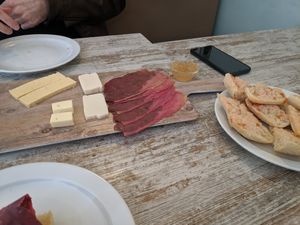 Tabla de quesos con no jamón at El Jardi in Mataro
