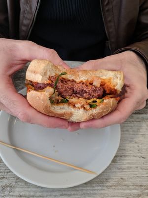 Hamburguesa brutal at El Jardi in Mataro