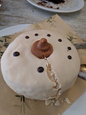 Donut navideño cubierto de chocolate blanco at El Jardi in Mataro