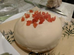 Berlina de chocolate blanco y fresa at El Jardi in Mataro