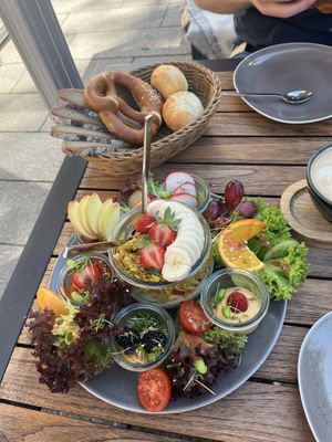 Veganes Frühstück für zwei (eine Brezel fehlt im Bild)  at ProLi in Passau