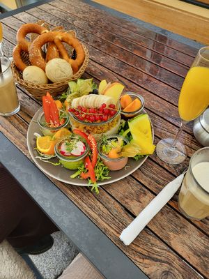 Veganes Frühstück für zwei mit Oatmeal, drei Aufstrichen, Marmelade, viel Obst und Gemüse, sowie Gebäck und O-Saft at ProLi in Passau