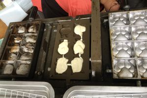 Cake batter being poured into the moulds  at Èrjiě Jīdàngāo 二姊雞蛋糕 in Tainan