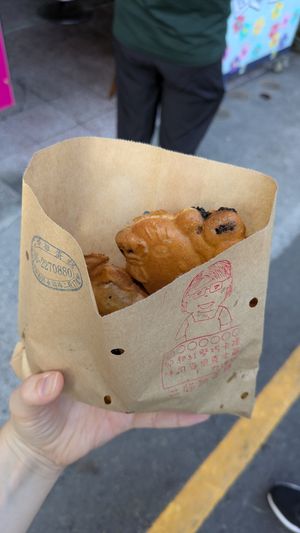 Waffles and waffles pack at Èrjiě Jīdàngāo 二姊雞蛋糕 in Tainan