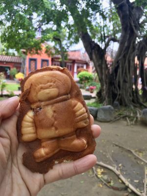 Red bean vegan “egg” cake. I also got a few of nut flavoured cakes and they’re chock full of mixed nuts!  at Èrjiě Jīdàngāo 二姊雞蛋糕 in Tainan