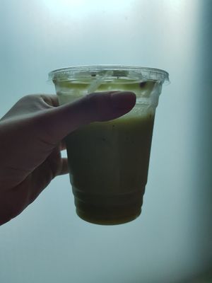 Kinda small, avo smoothie at Hola Avo - 홀라아보 - ISU in Seoul