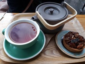 Pecan pie & tea at Land & Monkeys - Beaumarchais in Paris
