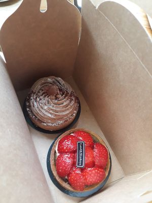 Tarte au fraises et mont blanc at Land & Monkeys - Beaumarchais in Paris