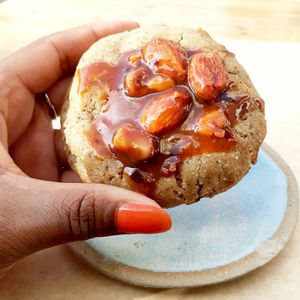 Monkey cookie au cœur praliné nappé de caramel au beurre (végétal) salé at Land & Monkeys - Beaumarchais in Paris