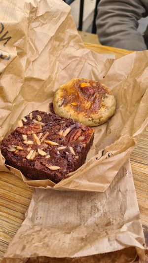 Brownie and cookie at Land & Monkeys - Beaumarchais in Paris