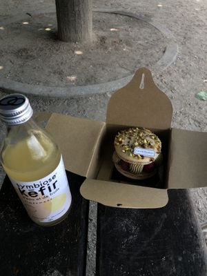 Macaronade au pistaches et framboises, sembrava tutto buonissimo anche il resto, ma questa spaziale!  at Land & Monkeys - Beaumarchais in Paris