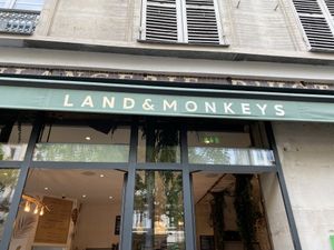 100% vegan   at Land & Monkeys - Beaumarchais in Paris