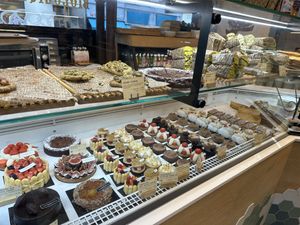 Go early. End of the day case was almost empty   at Land & Monkeys - Beaumarchais in Paris