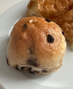 Choc chip bun  at Land & Monkeys - Beaumarchais in Paris