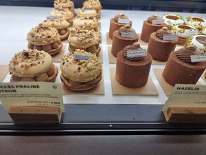 The macron was nice but I preferred the tarts 8/10 at Land & Monkeys - Beaumarchais in Paris