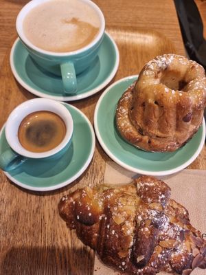 Kouglof 1000000/10, my boyfriend wants us to come back to Paris for this alone at Land & Monkeys - Beaumarchais in Paris