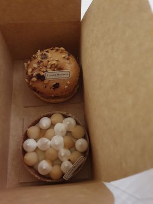 Lemon tartelette and hazelnut lemon tartelette at Land & Monkeys - Beaumarchais in Paris