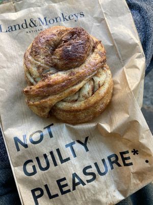 Cinnamon roll at Land & Monkeys - Beaumarchais in Paris