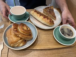 Hot dog, quiche Lorraine, pain aux raisins, pain au chocolat, allonge coffee, chocolat Chaud    at Land & Monkeys - Beaumarchais in Paris