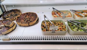 Quiches and salads at Land & Monkeys - Beaumarchais in Paris