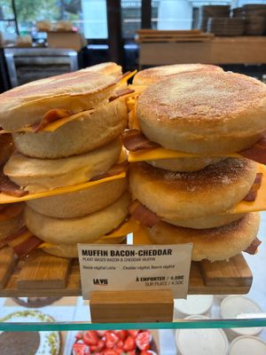Bacon cheddar muffin at Land & Monkeys - Beaumarchais in Paris