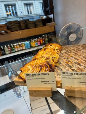 Apple tart at Land & Monkeys - Beaumarchais in Paris