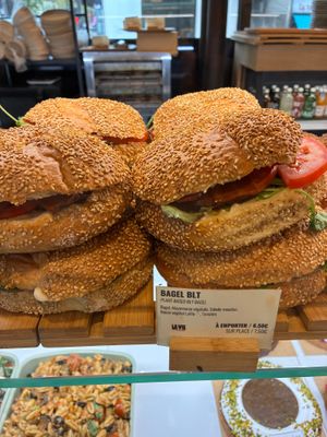Bagel BLT at Land & Monkeys - Beaumarchais in Paris