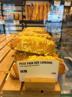 Small lardons roll at Land & Monkeys - Beaumarchais in Paris