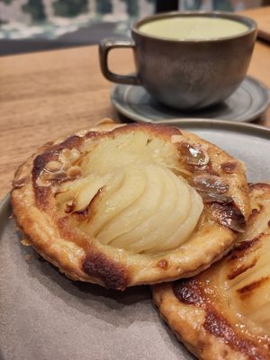 Tartelette aux poires at Land & Monkeys - Beaumarchais in Paris