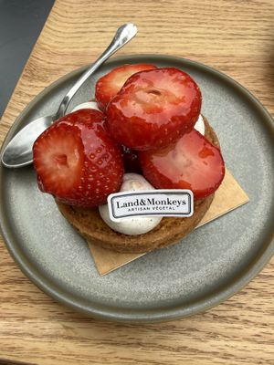 Strawberry tart  at Land & Monkeys - Beaumarchais in Paris