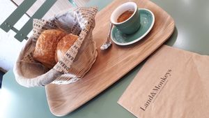 Breakfast at Land & Monkeys - Beaumarchais in Paris