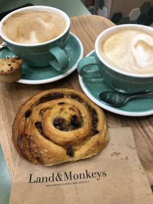 Caffe latte d’avoine at Land & Monkeys - Beaumarchais in Paris